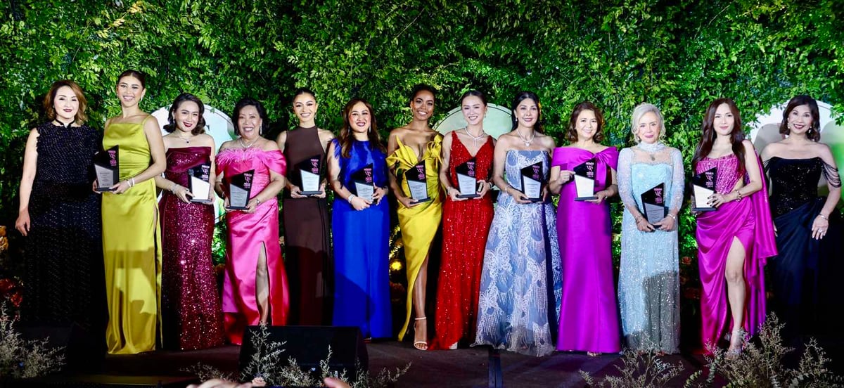 PeopleAsia director Sara Soliven de Guzman (leftmost) and editor-in-chief Joanne Rae M. Ramirez (far right) with 'Women of Style & Substance' awardees Milka Romero, Katrina Blanca de Leon, Rosemarie Bosch-Ong, Samantha Panlilio, Alelee Aguilar-Andanar, Chelsea Manalo, Maxine Esteban, Pops Fernandez, Lourdes Alfonso Gutierrez, Cynthia Carrion Norton and Judy Miranda Abalos/ Dhate hu Dantia Talantino.