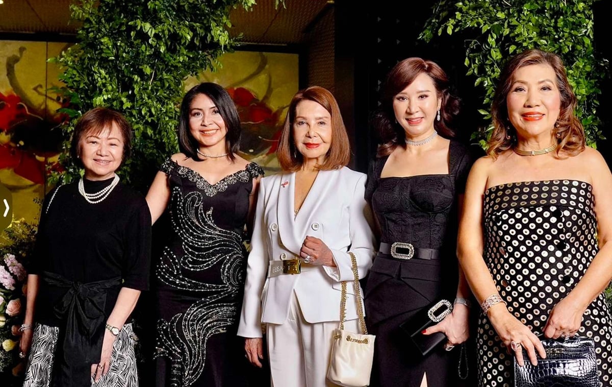 Charisse Chuidian, Romina Gervacio, Angola Consul Helen Ong, Carolyn Tan and Connie Haw.