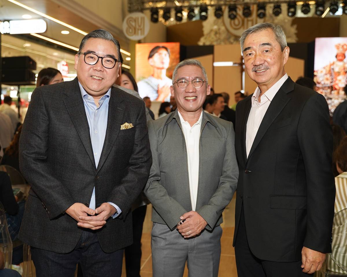 SM Prime Holdings chairman of the Executive Committee Hans Sy (right) and distinguished guests LH Paragon Group chief financial officer Edmun Liu and Jonas Cortes.