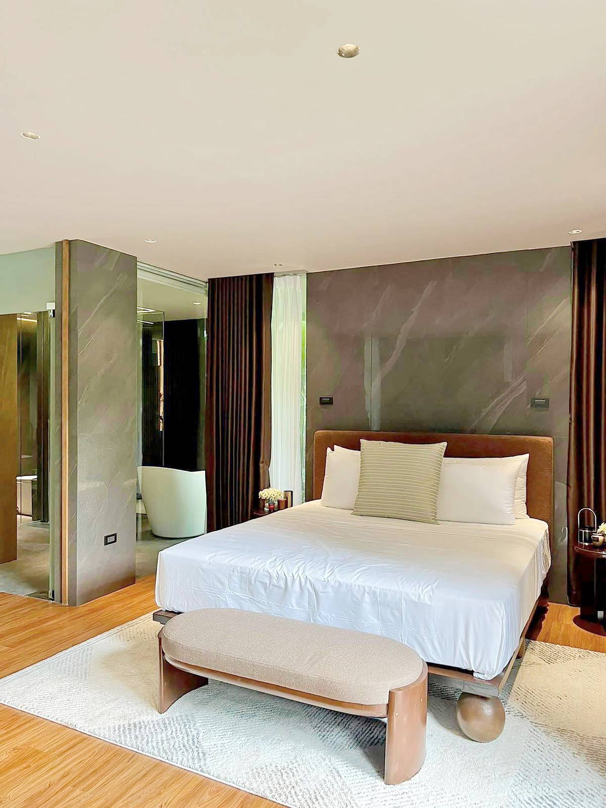Single-storey glass villa.