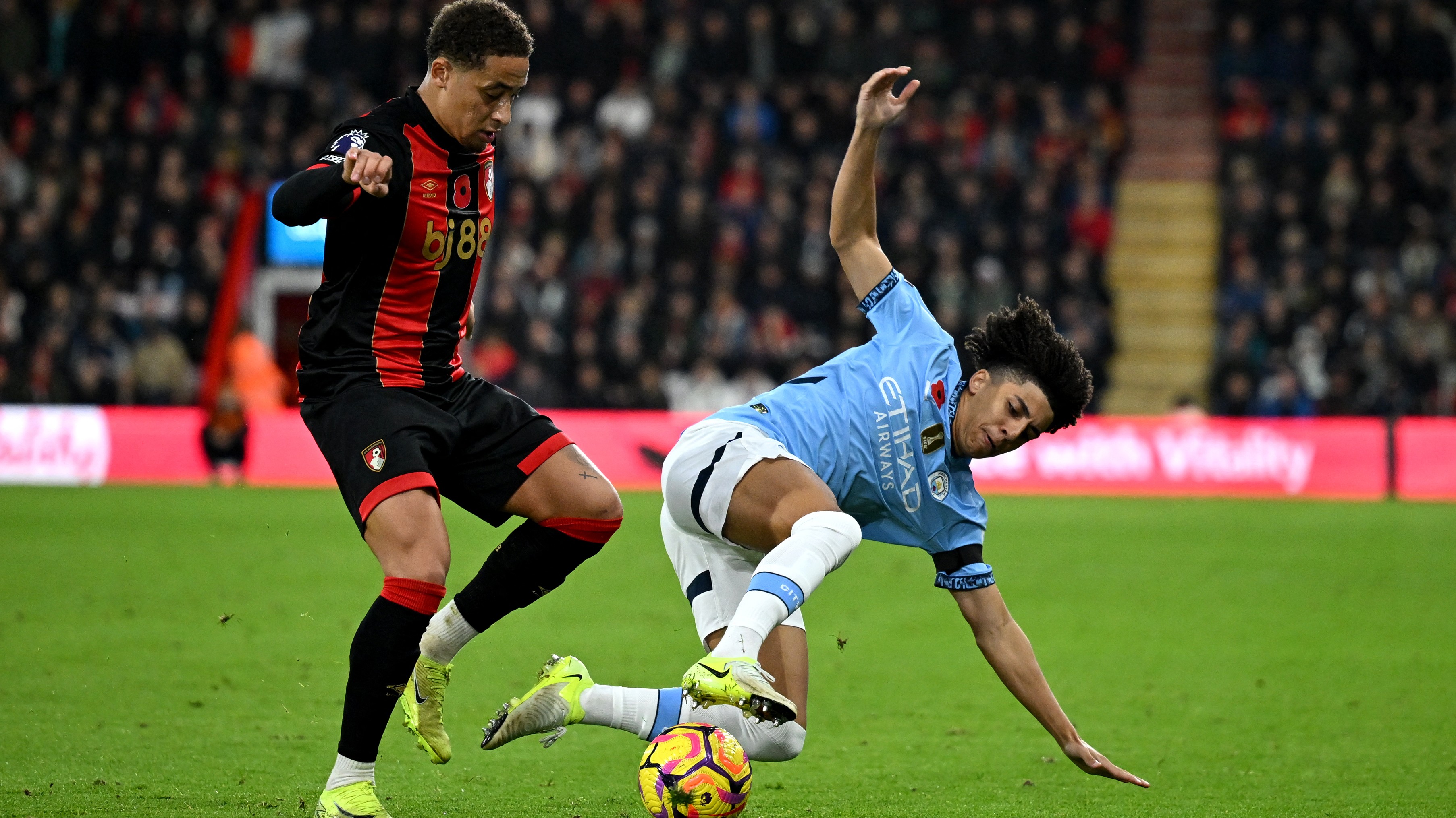Man City suffer first league loss since December, Arsenal crash as Liverpool go top