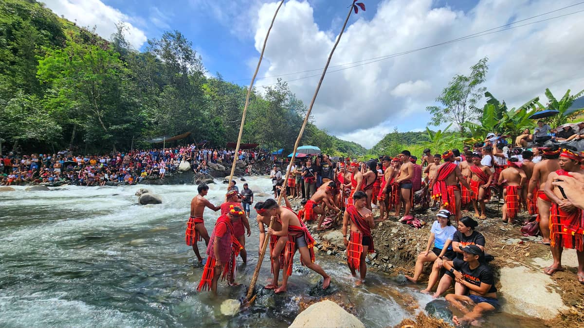Participants and spectators gathered at the nunhipukana of Hapao River.