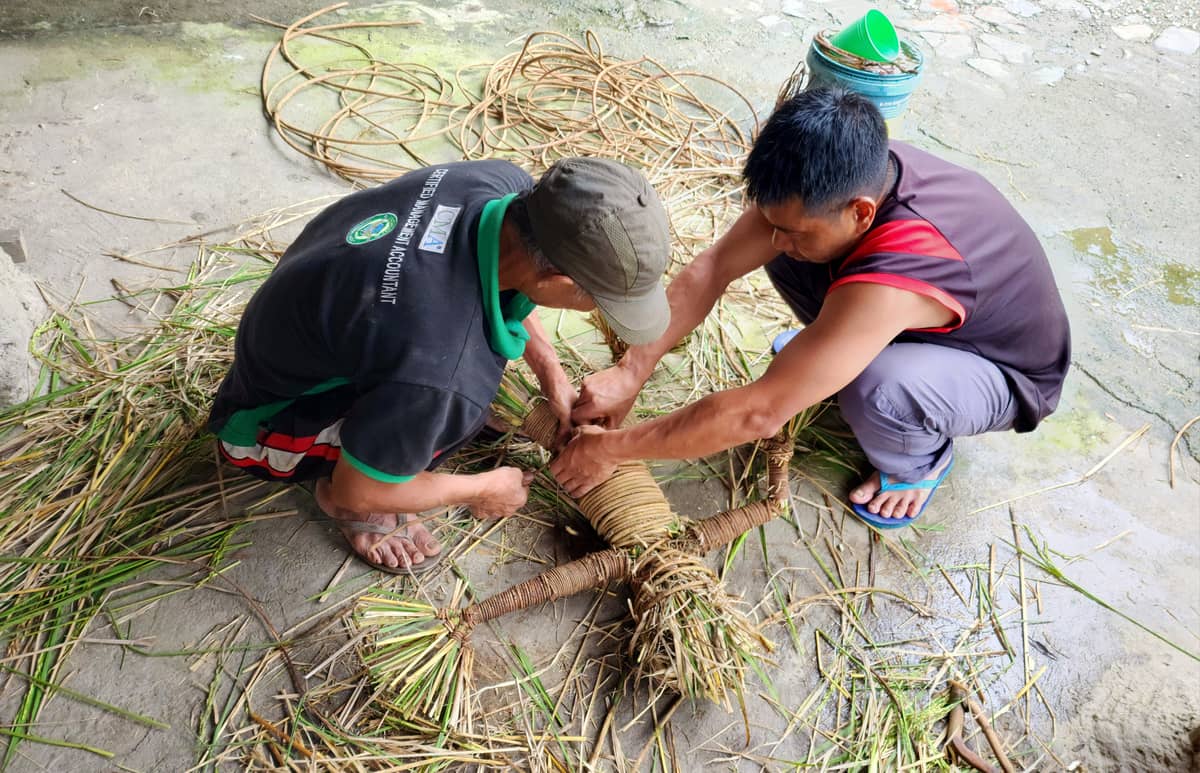 Hapao residents making their kina-ag out of rice straws and vines.