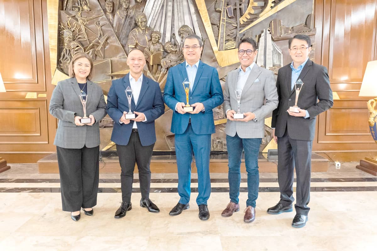 BEACON OF EXCELLENCE. Meralco took home eight (8) Stevies at the 2024 International Business Awards. Seen in the photo are (from L-R) Meralco FVP and Head of Customer Retail Services Charina P. Padua, OMF President Jeffrey O. Tarayao, Meralco EVP and Chief Operating Officer Ronnie L. Aperocho, Meralco FVP and Chief Sustainability Officer Raymond B. Ravelo, and Meralco SVP and Chief HR Officer Edgardo V. Carasig.