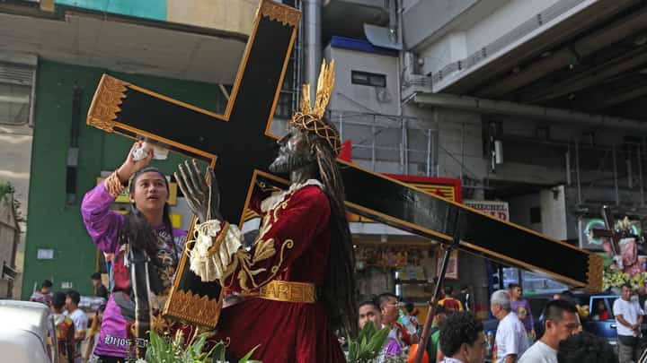Devotees of the Black Nazarene flock to Quiapo Church in preparation for the feast on 9 January 2024. | Tribune photo by Joey Sanchez Mendoza.
