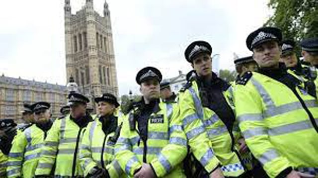 Hundreds of UK police sacked 
for misconduct 