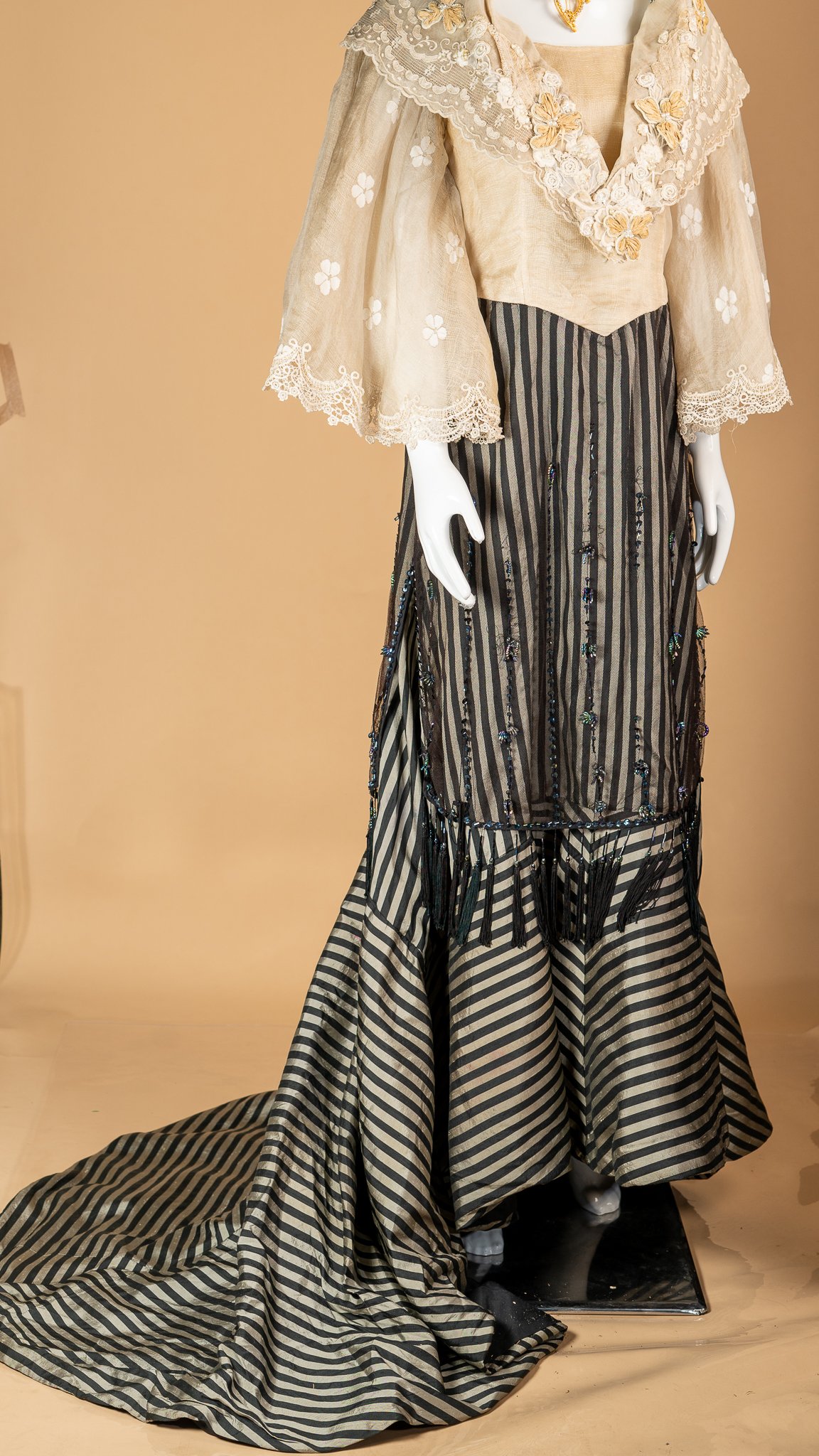 Steve de Leon terno worn by Pineda for her mother’s Ruby wedding anniversary.