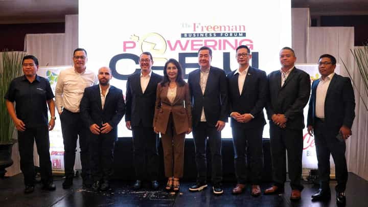 The Powering Cebu business forum was attended by (L-R) Cebu Governor Gwendolyn F. Garcia (center), Visayan Electric President & COO Raul Lucero (1st), AboitizPower Thermal Group Chief Engineering & Projects Officer Don Paulino (2nd), Philstar Media Group President & CEO Miguel Belmonte (4th), along with business leaders in Cebu.