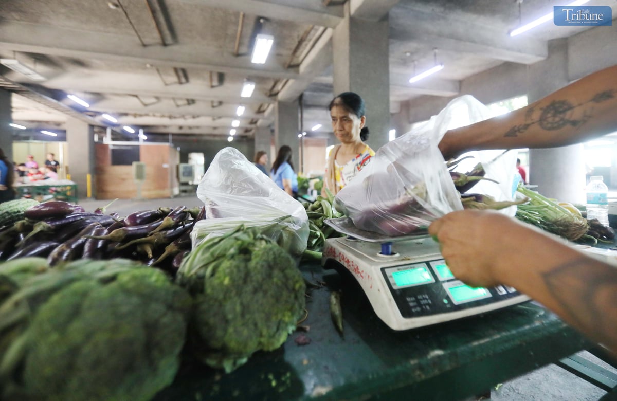 People buy vegetables at the lowest prices at the National Irrigation Administration (NIA) Kadiwa store in Quezon City.