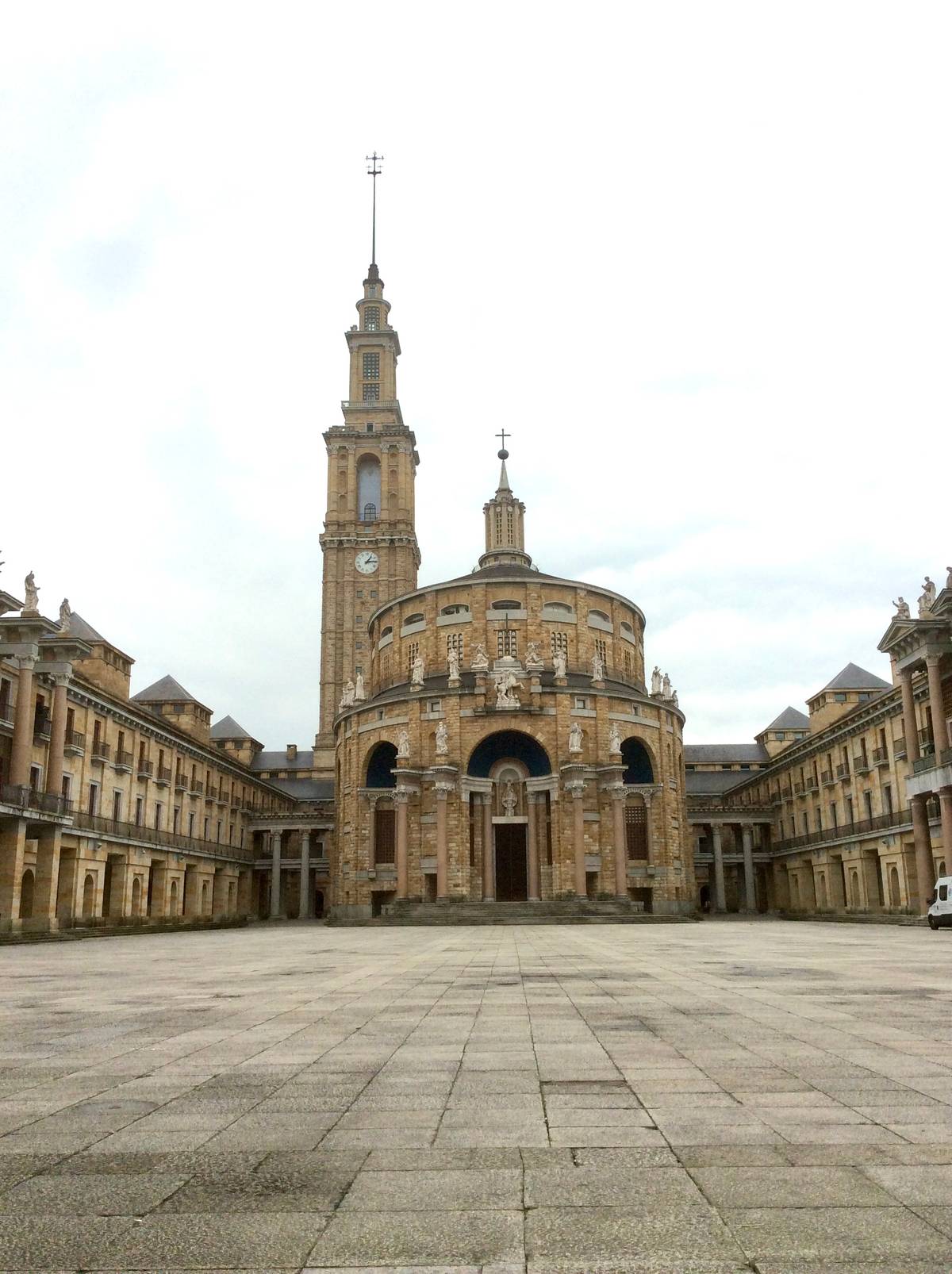 La Plaza, la Iglesia de la Laboral.