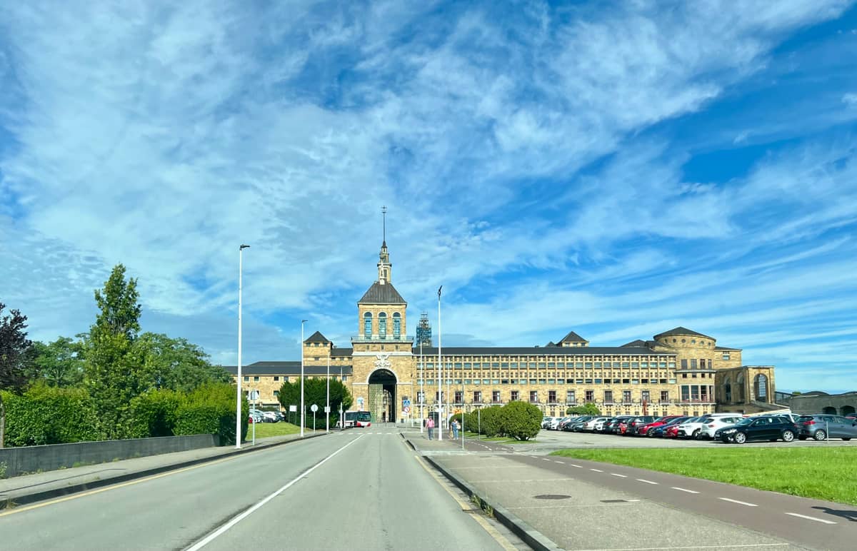 The driveway towards Laboral.
