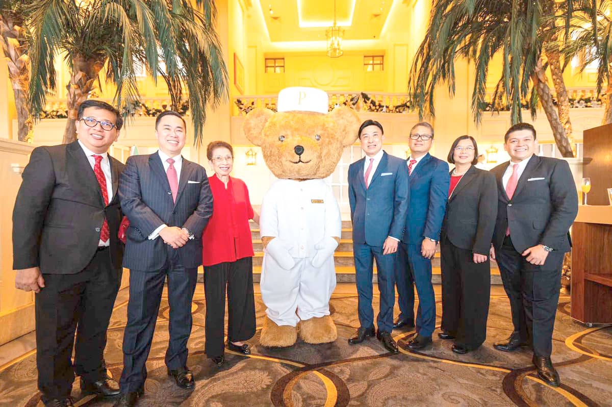 Darío de los Reyes (director of People and Culture), Mike Yutuc (hotel manager),  Montserrat Uy (director of Customer Service), Peter Bear, The Peninsula managing director Kevin Tsang, Romel Alvarez (director of Engineering), Rosanna Chomi (director of Finance) and Francis Magbanua (director of Rooms).