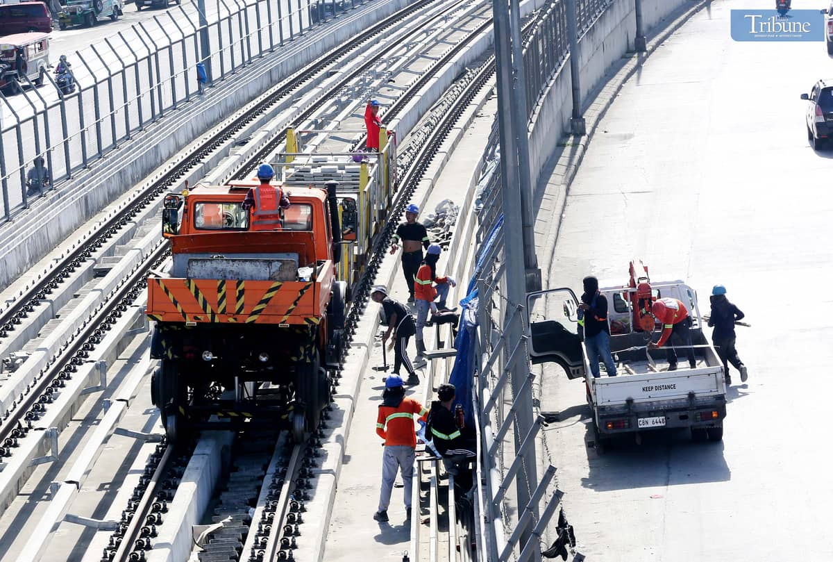 (November 10 2024)………Workers are seen unloading materials for the ongoing Metro Rail Transit (MRT7) construction project at Litex Brgy. Commonwealth in Quezon City, on Sunday November 10, 2024, the 23-kilometer elevated railway line with 14 stations from San Jose Del Monte, Bulacan to MRT 3 North Avenue in Quezon City, Overall Construction Progress is now at a total of 71.32% completion.………Photo/Analy Labor