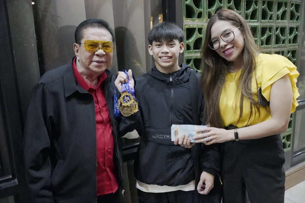 KARL Eldrew Yulo expresses his gratitude to his generous benefactor, senatorial candidate Luis “Chavit” Singson, by presenting his gold medal to him. The young Yulo received ₱500,000 cash reward from Singson. Also present during the turnover was his daughter, Ako Ilocano Ako party list Rep. Richelle Singson-Michael.
