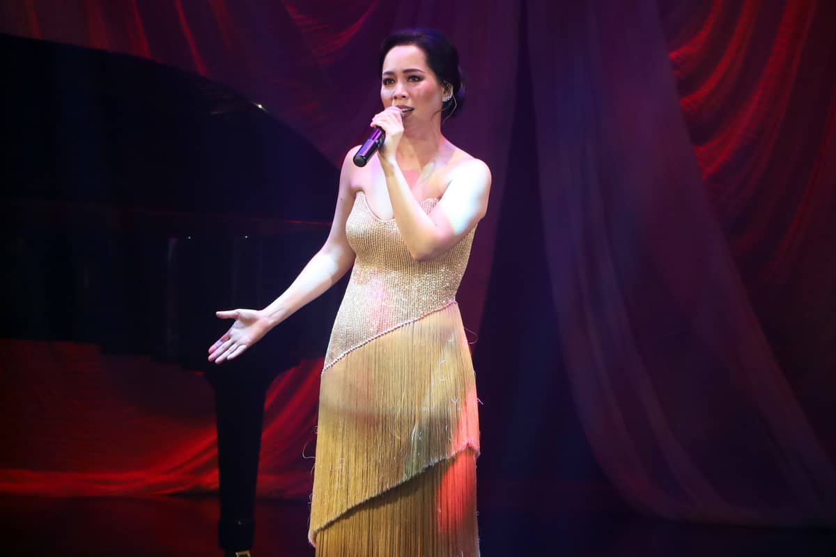 The singer in her beautiful Rajo Laurel gown.