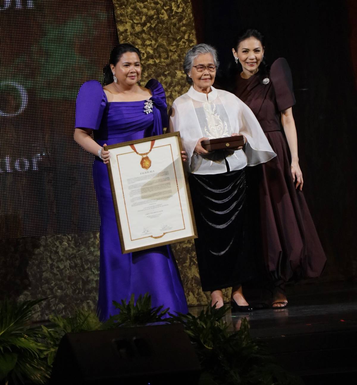 Loboc Children’s Choir musical director and conductor Alma Fernando-Taldo (center) with CCP Board trustee Carissa Coscolluela, holding the Gawad CCP plaque, and CCP president Kaye Tinga.