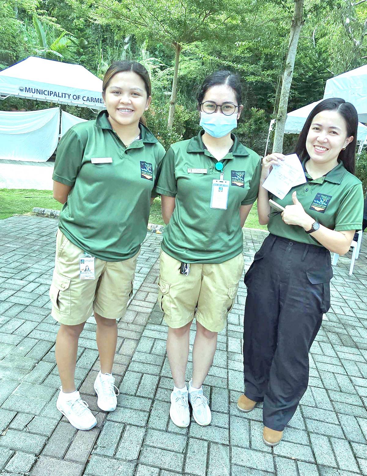 Cebu Safari staff Judy Ann Rios, Loui Ann Ramiso, Debbie Mae Musa.