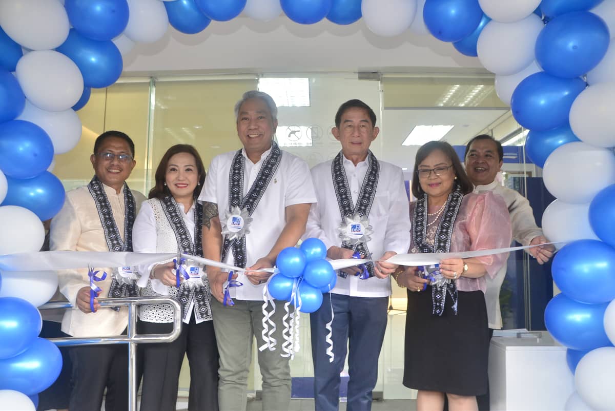 Pakil, Laguna Municipal Mayor Vincent L. Soriano (third from left) and DBP Chairman Philip G. Lo (fourth from left) lead the inauguration and blessing of the new DBP Sta. Cruz Laguna branch office. Also in photo are (from left); DBP Branch Banking Group South Luzon Head Vice President Roderick P. Barbado; DBP Senior Vice President Lutgarda C. Baquiran-Peralta; DBP Senior Vice President Carolyn I. Olfindo; and DBP Sta. Cruz Laguna Branch Head Abel C. Dela Torre.