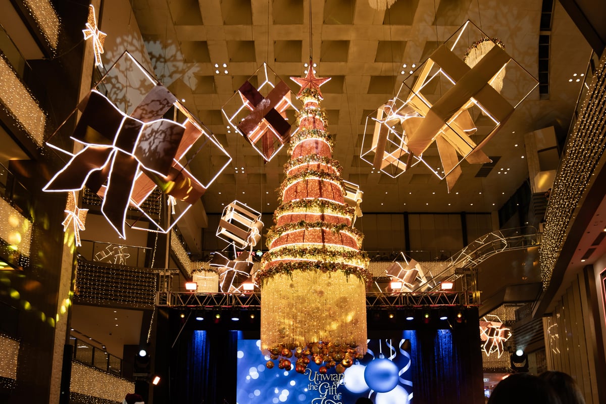 Shangri-La Plaza lights up its hanging Christmas tree, surrounded by giant gift boxes at the Grand Atrium.