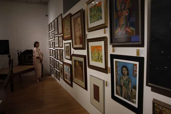 Ginggay Hontiveros-Malvar, vice president for Reputation Management and Sustainability of Aboitiz
Ventures Inc., looks at the paintings at the ‘Under the Tree: The Wish List’ event — a celebration of fashion,
art and DAILY TRIBUNE’s 24th Anniversary graced yesterday by no less than First Lady Liza Araneta Marcos.