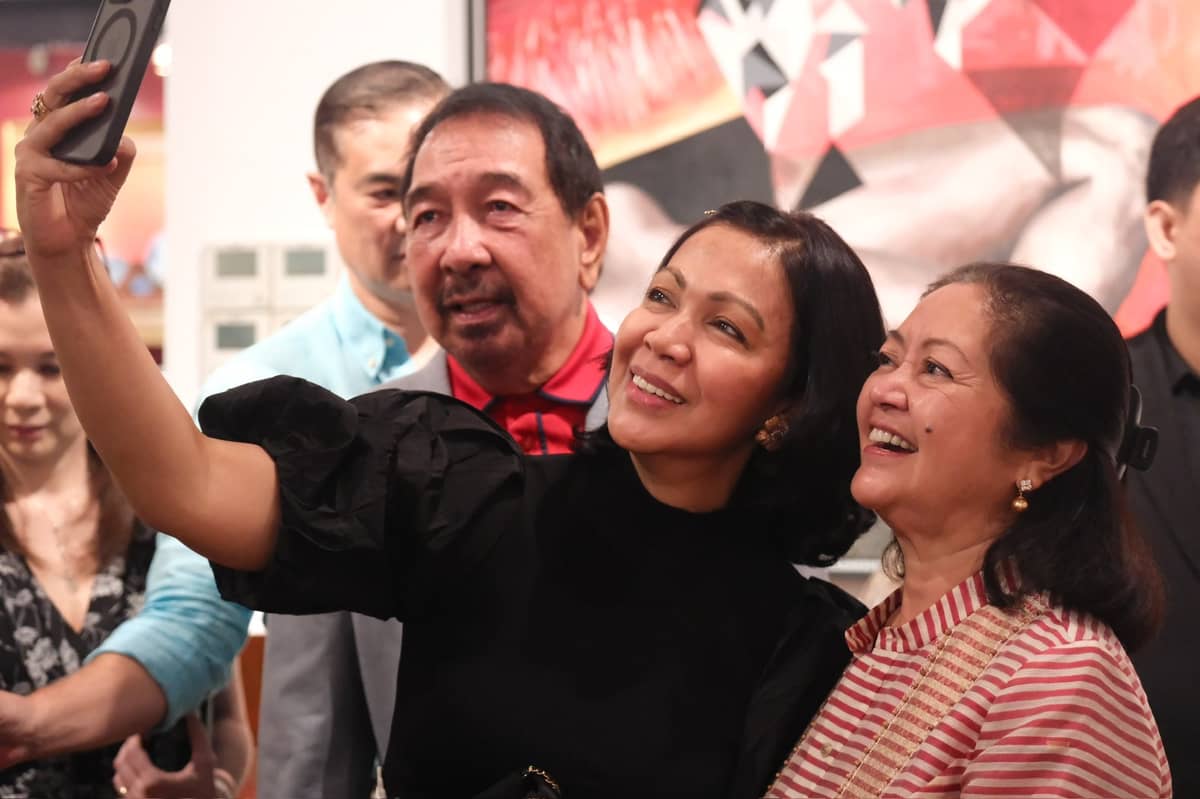 DAILY TRIBUNE
officials led by President Willie Fernandez and Executive Vice President Chingbee Fernandez take a groupie with the First Lady.