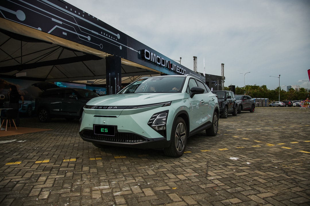Omoda E5 runs on a 61kWh battery. You can drive from Manila to Baguio, grabbing some pasalubong, and cruising back without even worrying about recharging.