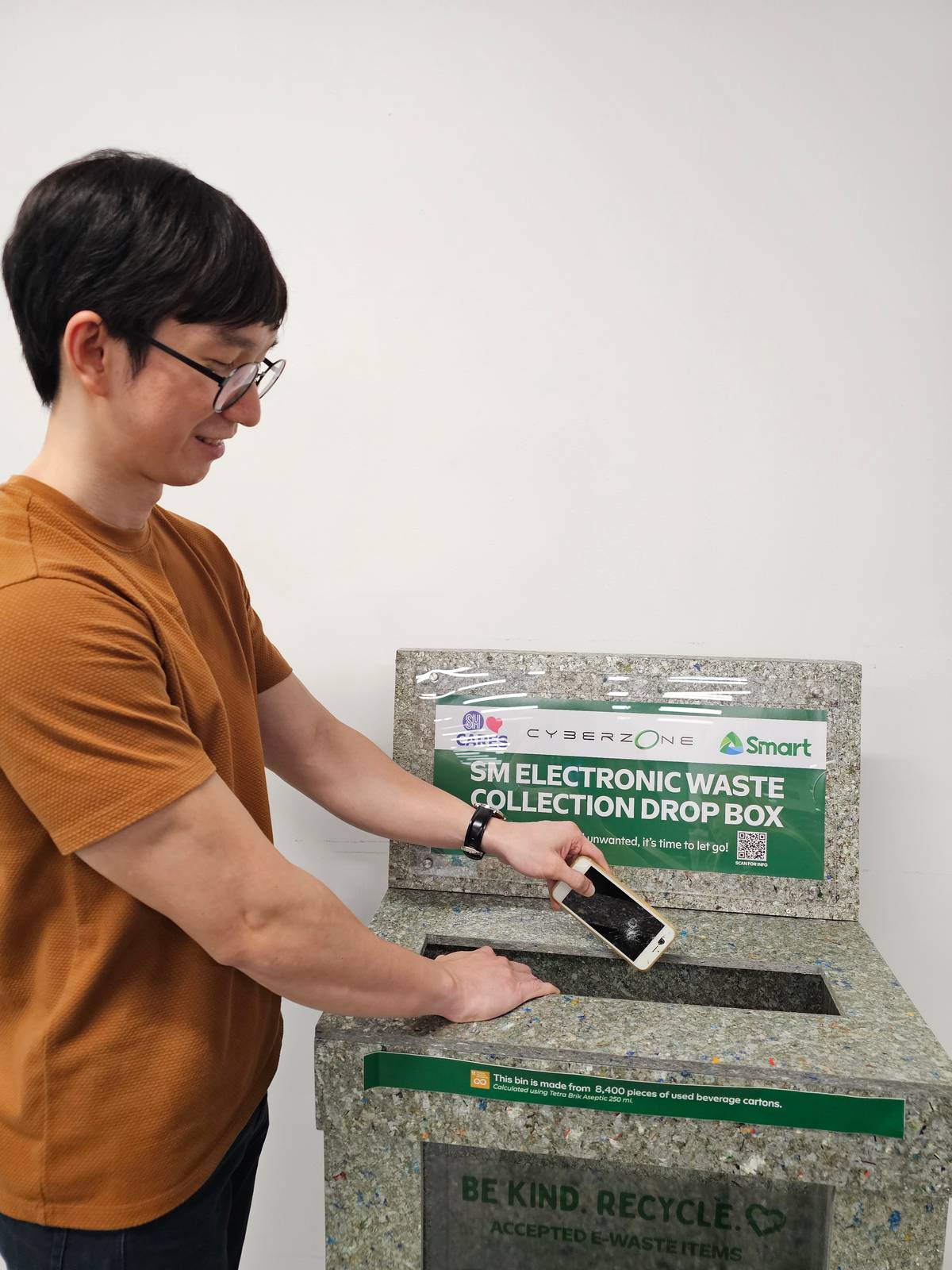 Launched in 2021, the SM Electronic Waste Collection Program promotes responsible e-waste disposal, household decluttering, and conscious consumerism among tenants and customers.