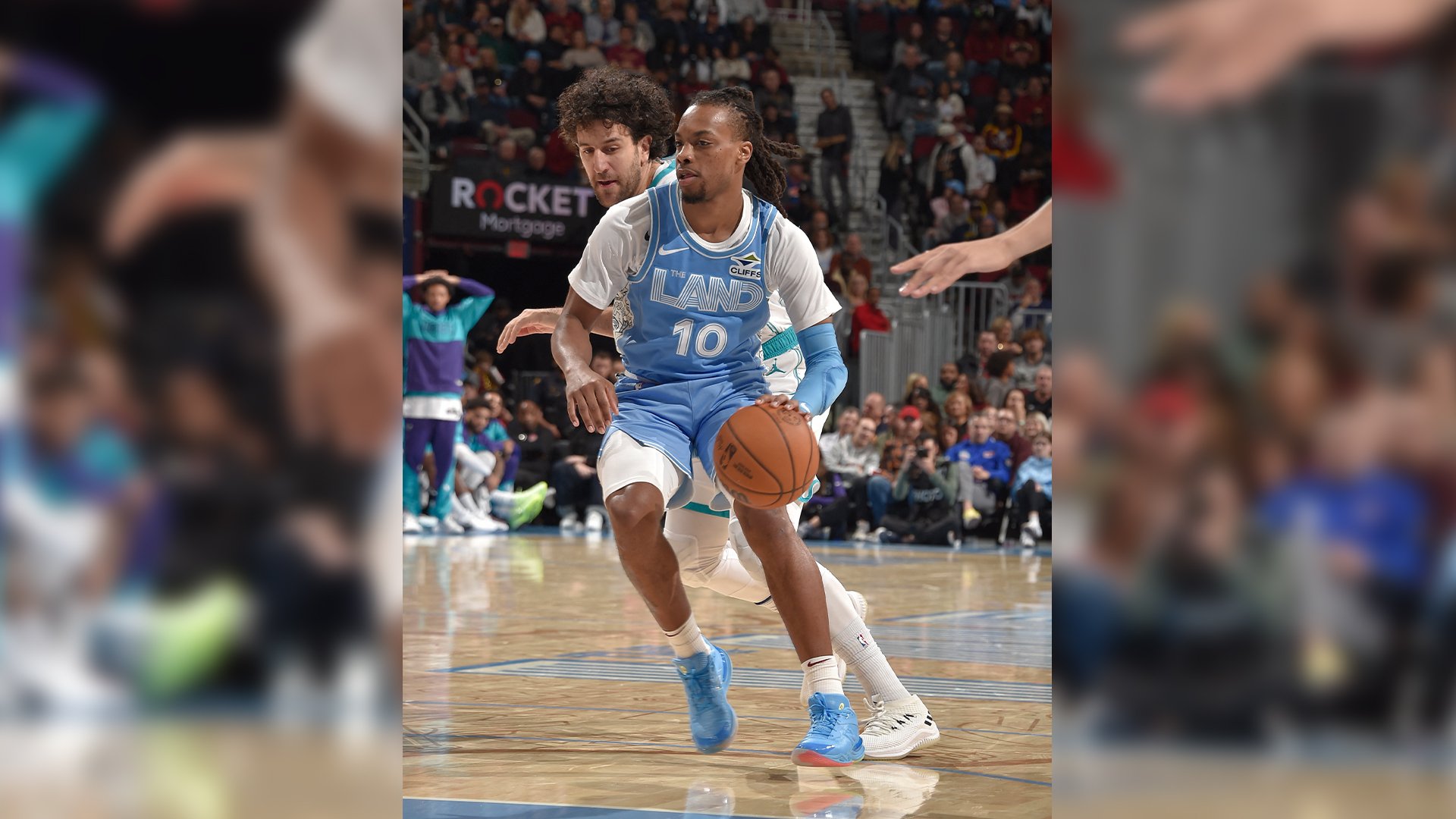 Mitchell-less Cavs stay perfect