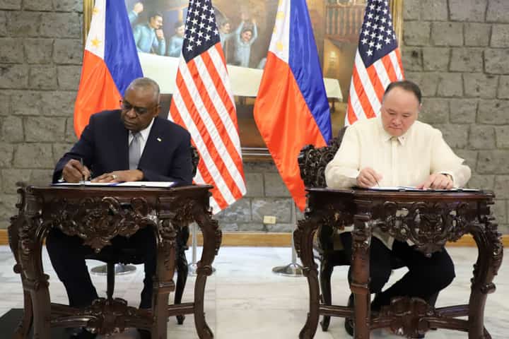 Philippine Defense Secretary Gilberto Teodoro Jr. and US Department of Defense Secretary Lloyd Austin III signed the General Security of Military Information Agreement (GSOMIA) at the Armed Forces of the Philippines General headquarters in Camp Emilio Aguinaldo, Quezon City. (Photo courtesy of DComms)