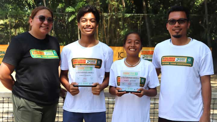 Ayl Gonzaga (second from right) smiles after posting a two-title sweep in the Dipolog City National Juniors Tennis Championships at the RGS and Mibang courts. Also shown are (from left) PPS-NTC tournament referee Karen Arellano, Pete Bandala and Dr. Ian Bandala.