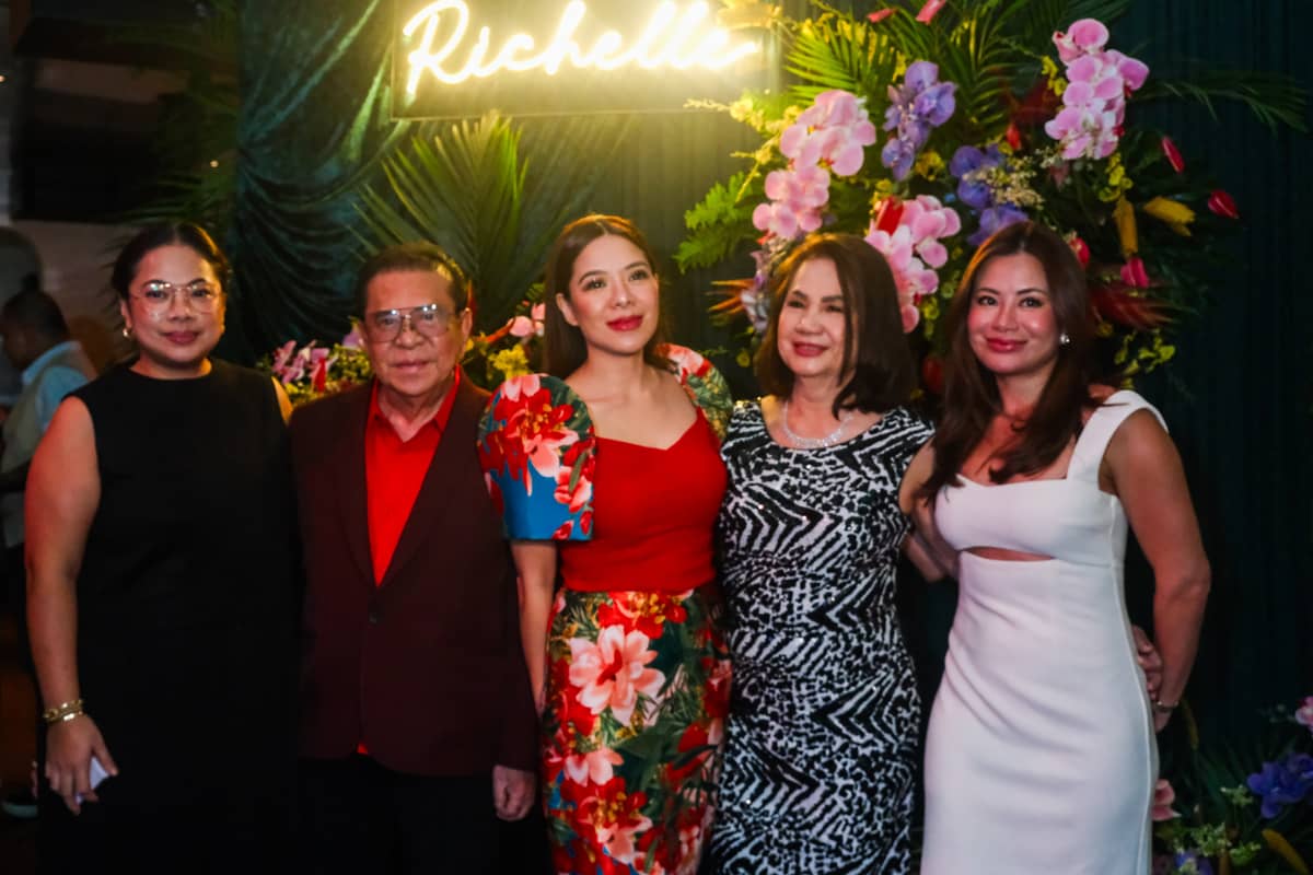 (FROM left): Vanessa Luisa Antonio Singson, Chavit Singson, Richelle Singson, Agnes Antonio and Stephanie Singson.