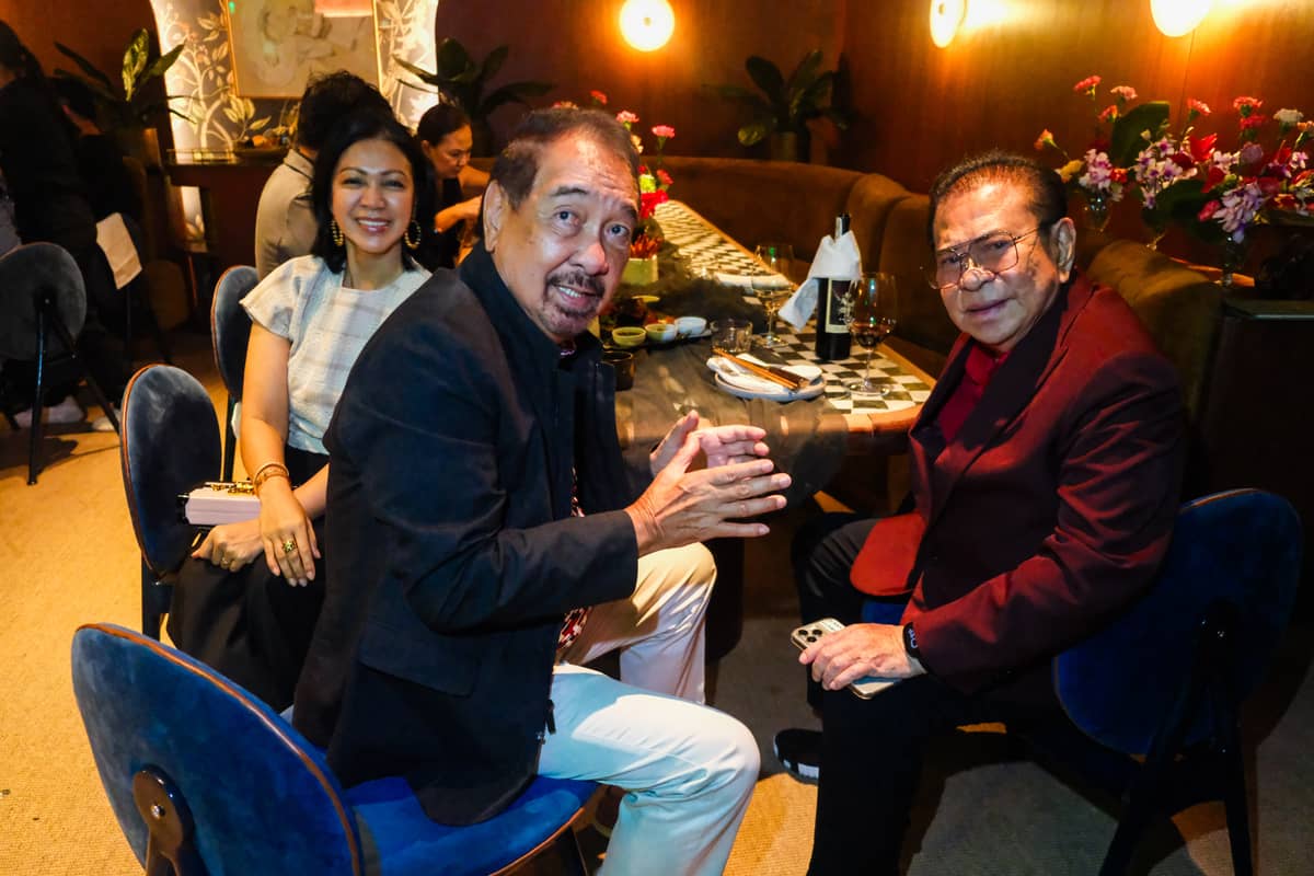 DAILY TRIBUNE’s Chingbee and Willie Fernandez with Chavit Singson.