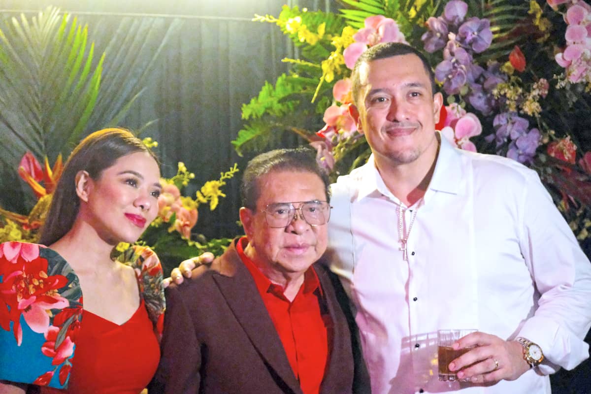 RICHELLE and husband Peter Michael flank Chavit.