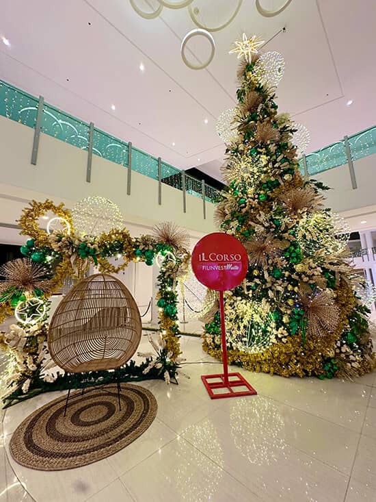 IL Corso’s Christmas Tree shines bright, ushering in the season with newly opened outlet shopping and exciting dining options.