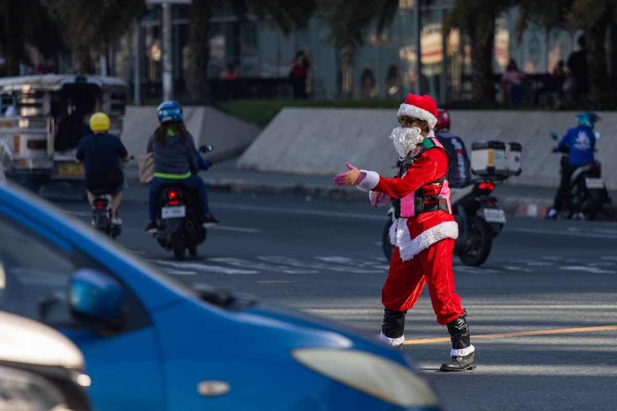 Traffic enforcer Ramiro Hinojas, 58, dons a Santa Claus costume while directing traffic at the corner of EDSA Extension and Macapagal Boulevard in Pasay City on Wednesday, 20 November 2024.