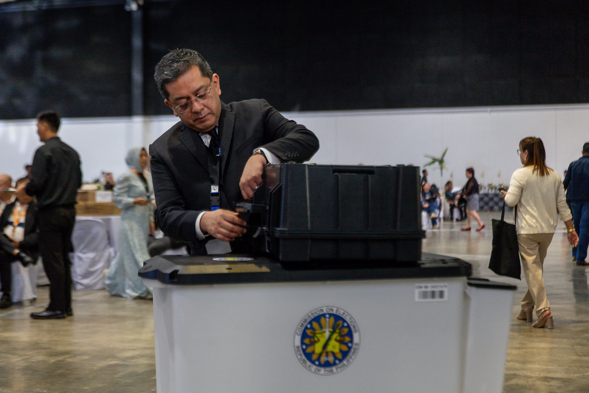 Comelec chair demonstrates proper use of ACMs