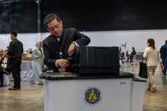 Comelec chair demonstrates proper use of ACMs