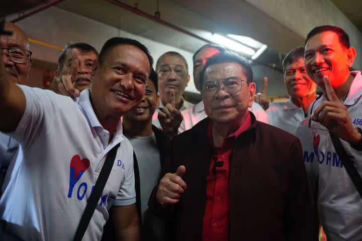 Manong Chavit with Manila seniors Senatorial candidate Chavit Singson meets with over a thousand senior citizens at SM Manila on Tuesday as he
outlined his jeepney modernization plan aimed at reducing congestion and enhancing the commuter experience in the nation’s capital.