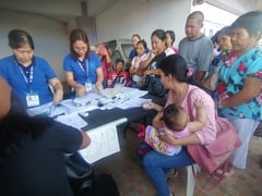 DHSUD gives out cash aid, HOMEs to typhoon victims in Albay, Catanduanes