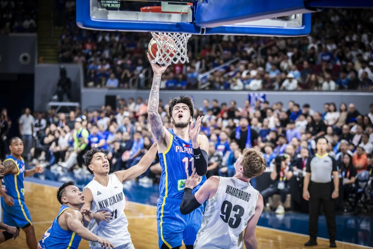 STANDING TALL: Gilas Pilipinas towers over Tall Blacks
