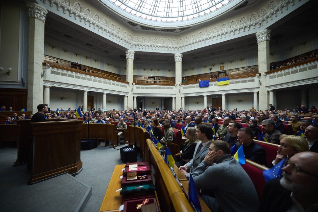 Ukraine parliament cancels session over threat of Russian attack