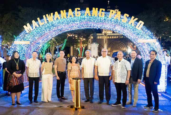 The Christmas season officially begins in Intramuros, Manila, as Meralco and the Intramuros Administration light up the Meralco Liwanag Park. First Lady Louise "Liza" Araneta-Marcos (center) led the ceremony, joined by (L-R) Intramuros Administration Administrator Joan Padilla, Meralco Senior Vice President and Chief Revenue Officer Ferdinand O. Geluz, Manila City Mayor Maria Sheilah "Honey" Lacuna-Pangan, Senate President Francis "Chiz" Escudero, PAGCOR Chairman and Chief Executive Officer Alejandro Tengco, Tourism Undersecretary Ferdinand Jumapao, One Meralco Foundation President Jeffrey O. Tarayao, Senator Mark Villar, and Secretary of Human Settlements and Urban Development Jerry Acuzar.
Located at Plaza Roma, the park features sustainable installations, including a 20-foot Christmas tree made of recycled materials and a replica tranvia symbolizing Meralco’s historical connection to the area. The park is open daily until 6 January 2025, from 6:00 PM to 11:00 PM.