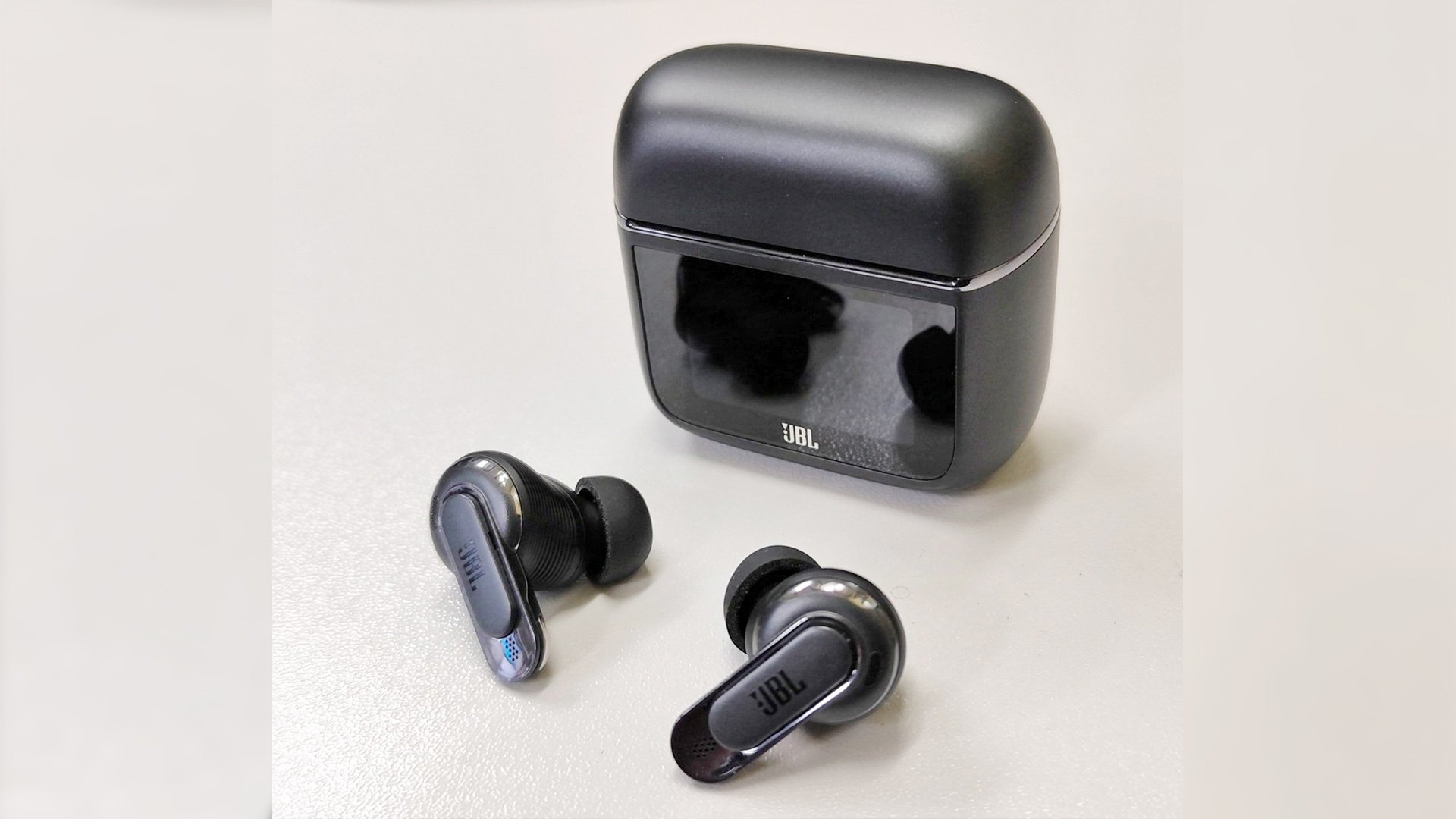 JBL TOUR PRO 3: Audio alchemy,
wireless mastery