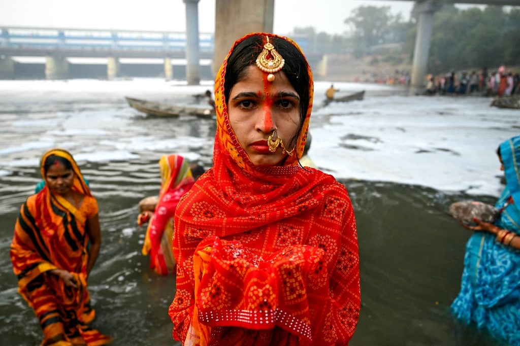 Children suffer as schools go online in polluted Delhi
