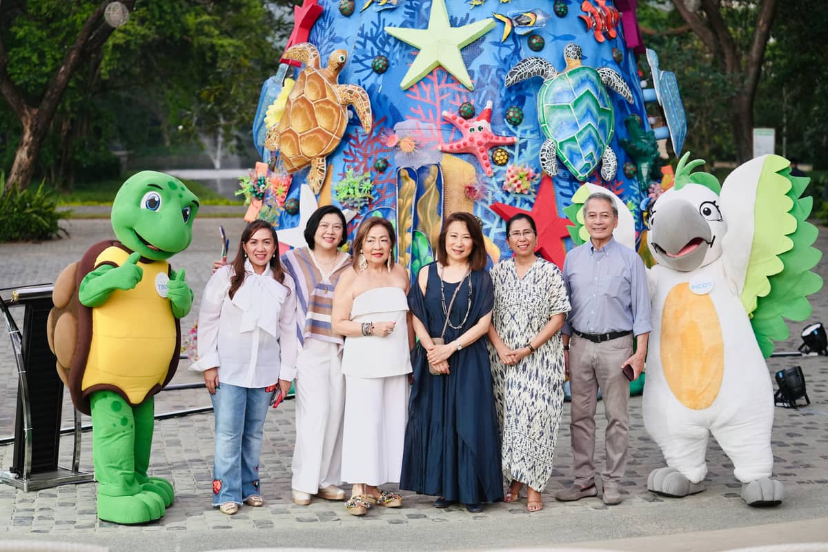 Mascots Picoy and Tiny flank (from left) SMHCC assistant vice president for Public Relations Nian Rigor, SMHCC vice president for Quality and Sustainability chef Leah Magallanes, PDLBCC president Rita Dy, PDLBCC chairwoman Elizabeth Sy, PDLBCC and PSH general manager Maxi Gavino, and SMHCC consultant Nestor Jardin.