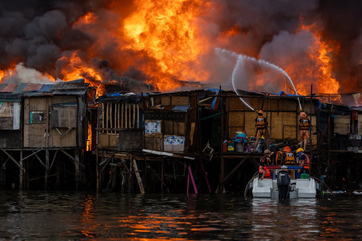 Fire engulfs residential area in Tondo