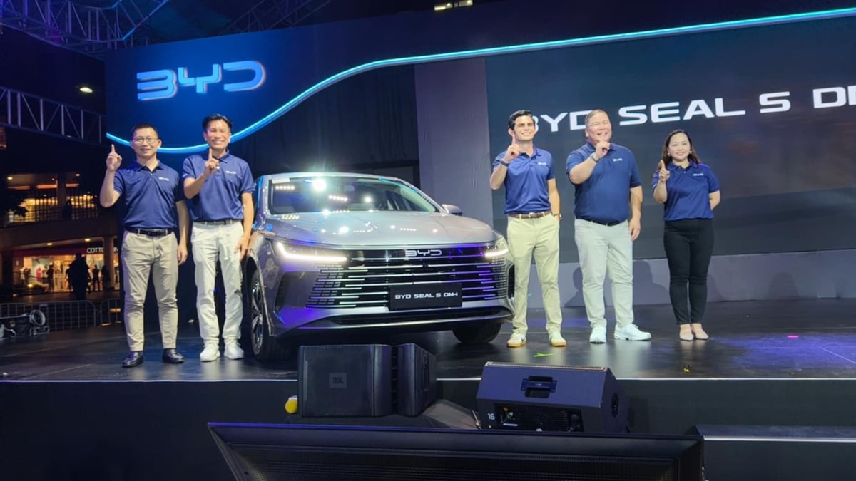 BYD Cars Philippines country manager Aiffy Liu, ACMobility head of distribution Toti Zara, ACMobility CEO Jaime Alfonso Zobel de Ayala, BYD Cars Philippines executive Bob Palanca and BYD Cars Philippines deputy general manager for corporate services Lovelyn Labrador present the new BYD Seal 5 DM-i during its product launch at the BGC Amphitheater, recently.
