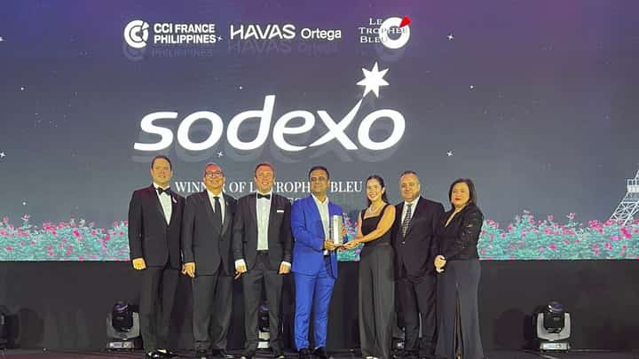 Sodexo managing director Paul Debaprateem (4th from right) receives the Le Trophee Bleu Award for the Planet category from Elise D. Veloso, sustainability director of Jollibee Foods Corp. and one of the LTBA judges. With them are (from left) CCI France Philippines officials — president Jacques Christophe Branelle, director and vice president for communications Jos Ortega and managing director Kevin Charuel — and two members of the Sodexo Philippines’ country leadership team.