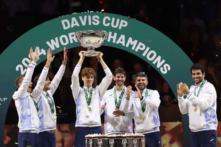 JANNIK Sinner (middle) raises the trophy after leading Italy to its successful defense of the Davis Cup title in Malaga, Spain.