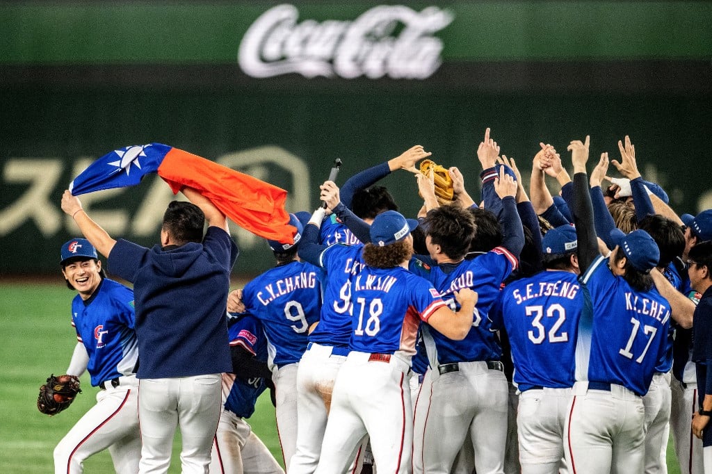 Taiwanese jets escort winning baseball team
